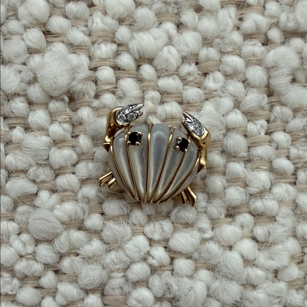 Yvonne Léon 9k Yellow Gold Mother Of Pearl Crab (Customized Pendant) - Picture 6 of 9